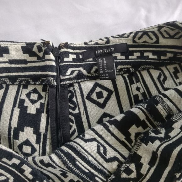 Forever 21 Black and White Aztec Geometric print boho short shorts size M - Picture 6 of 7